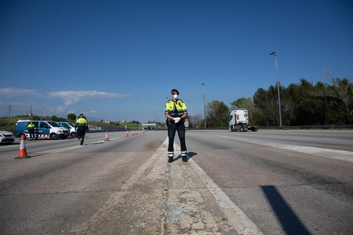 Varios agentes de los Mossos d'Esquadra protegidos con mascarillas en un control en el peaje de La Roca del Valls, en La Roca del Valls/Barcelona/Catalunya (España) a 9 de abril de 2020.