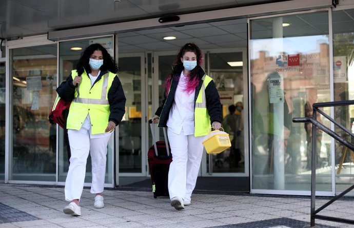 La técnico sanitario, Desiré León (d), y la enfermera, Vanessa Bonivento (i), salen del Centro de Salud Cerro del Aire en Majadahonda (Madrid) para realizar estudios de seroprevalencia en domicilios. 