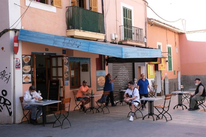 Una terraza de un bar de la calle Olmos de Palma, este lunes, con el inicio de la fase 1 en Mallorca.