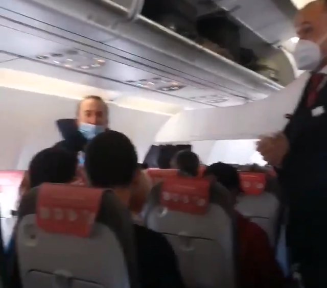 Quejas de pasajeros por la distancia entre los asientos en un vuelo entre Madrid y Gran Canaria