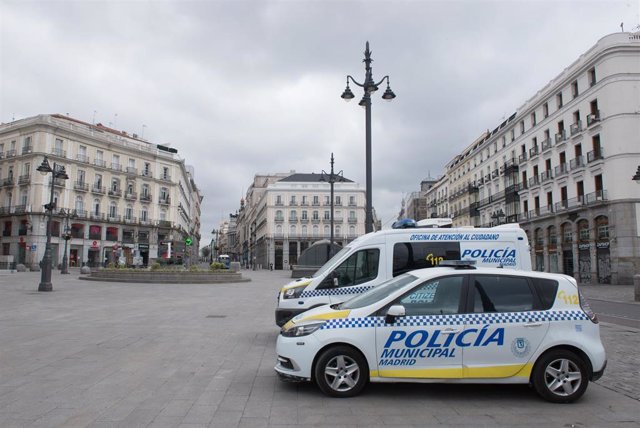 Coches de Policía Municipal vigilan la Puerta del Sol