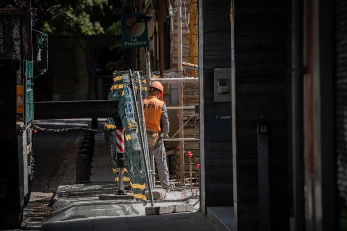 Un operari treballa en l'obra d'un edifici durant el dia 45 de l'estat d'alarma decretat pel Govern per la pandmia del Covid-19, a Barcelona/Catalunya (Espanya) a 28 d'abril de 2020.