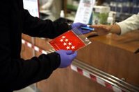 UGT afea que Ayuso reparta a la población "las mascarillas que lleva dos meses negando a los profesionales"