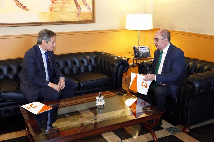 El presidente del Gobierno de Aragón, Javier Lambán, se ha entrevistado en el Edificio Pignatelli con el líder regional de Cs, Daniel Pérez Calvo.
