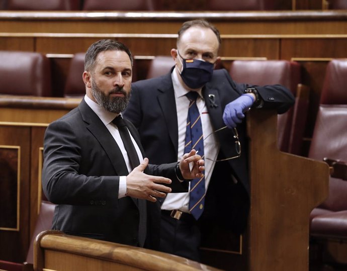 El líder de Vox, Santiago Abascal (izda), sale del hemiciclo tras el pleno del Congreso celebrado este miércoles.  desde que lo decretó el pasado 14 de marzo. En Madrid (España), a 6 de mayo de 2020.