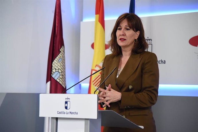 La consejera de Igualdad y portavoz del Gobierno de Castilla-La Mancha, Blanca Fernández, en rueda de prensa