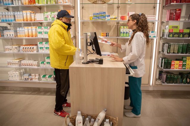 Un hombre acude a una farmacia de Barcelona a por una mascarilla; el día en el que la Generalitat comienza a repartir una primera tanda de 1,5 millones de mascarillas a la población, el 20 de abril de 2020.