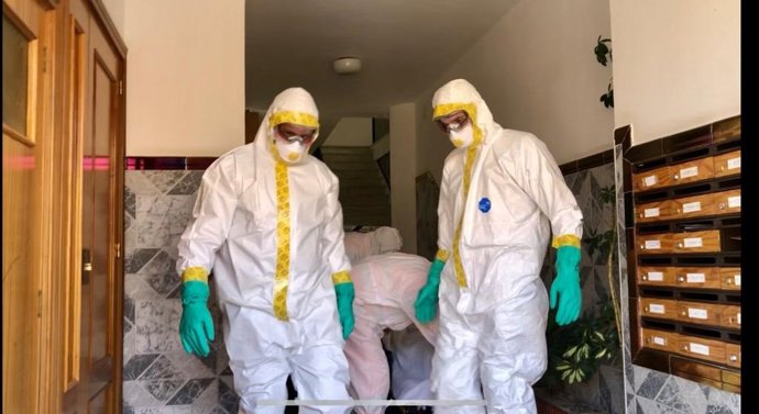 Dos efectivos del Consorcio Provincial de Bomberos de Málaga realizan labores de desinfección por la pandemia del COVID-19