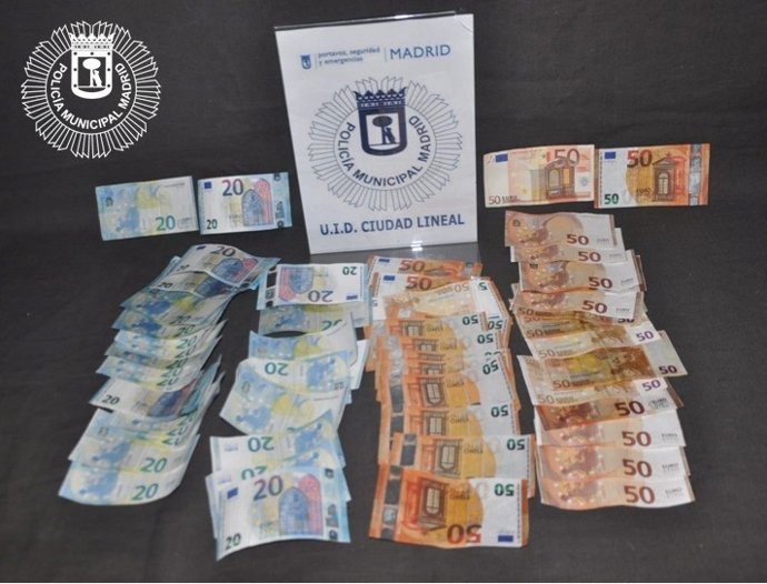 Dos detenidos tras saltarse un control policial con 2.100 euros en su furgoneta