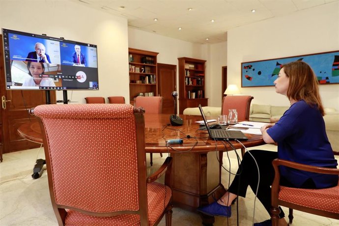 La presidenta del Govern, Francina Armengol, durante el encuentro.