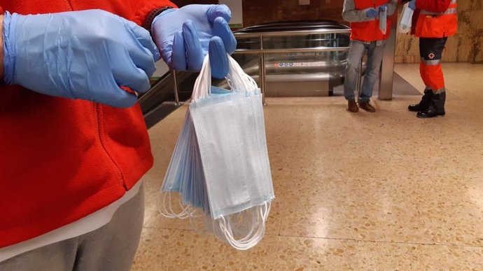 Coronavirus.- Voluntarios reparten 145.000 mascarillas en el transporte público de Barcelona
