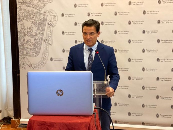 El alcalde de Granada, Luis Salvador, en rueda de prensa telemática