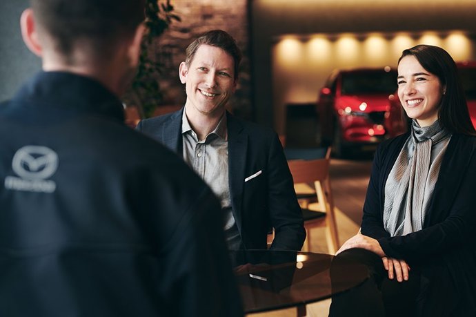 Dos clientes en un concesionario de Mazda.