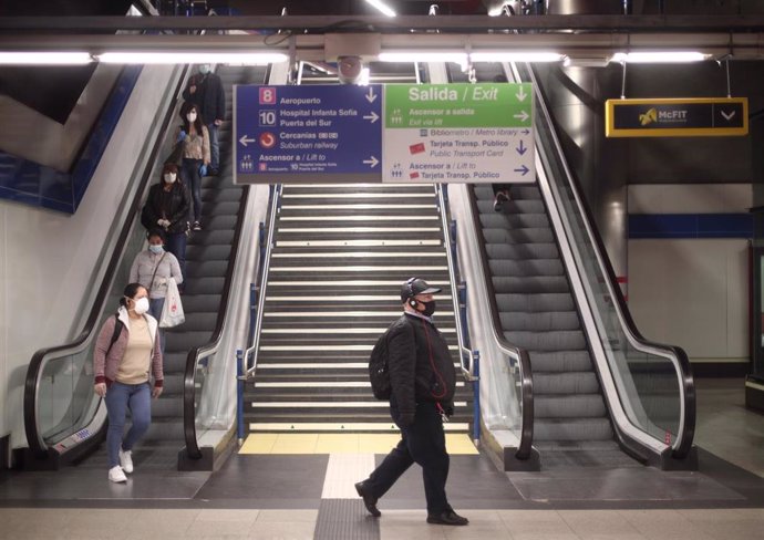 Viajeros con mascarilla en la estación de metro de Nuevos Ministerios 