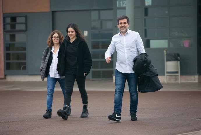 El expresidente de la ANC y exdiputado de JxCat Jordi Snchez sale de la prisión de Lledoners acompañado de su mujer y su hija en su primer permiso penitenciario, de dos días, el 25 de enero de 2020.