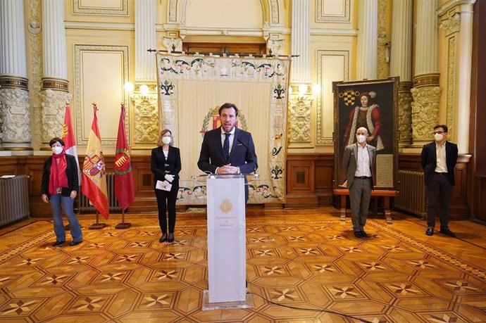 El alcalde de Valladolid, en el Salón de Recepciones, interviene en presencia de los portavoces de los Grupos de PSOE, PP, Ciudadanos y VTLP.