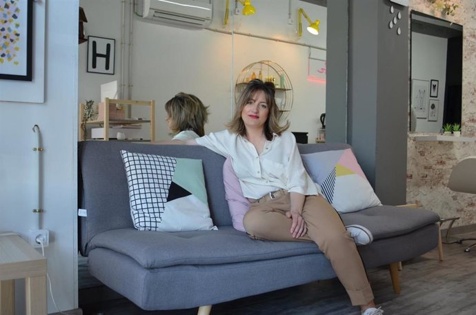Laura Alares, una de las beneficiarias de estas ayudas en la convocatoria del año pasado, en su peluquería de La Almunía