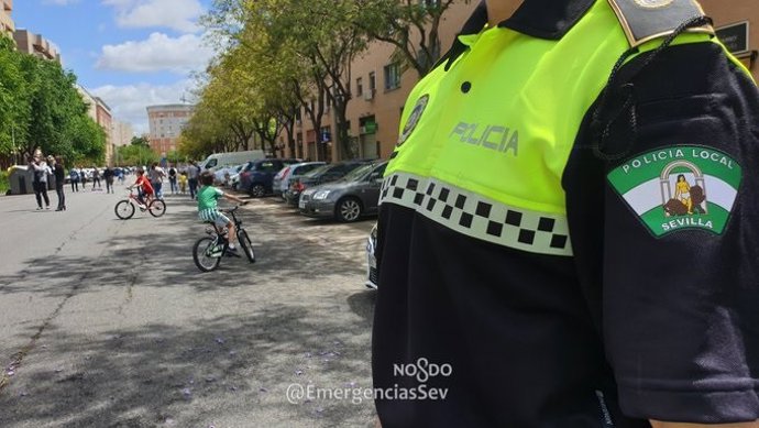 Policía Local de Sevilla durante el estado de alarma en una calle con menores