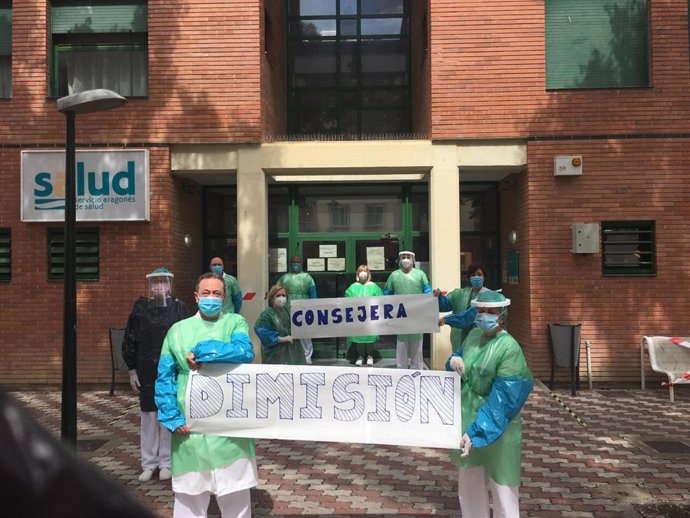 Concentración de trabajadores sanitarios ante un centro de salud pidiendo la dimisión de la consejera de Sanidad del Gobierno de Aragón, Pilar Ventura.