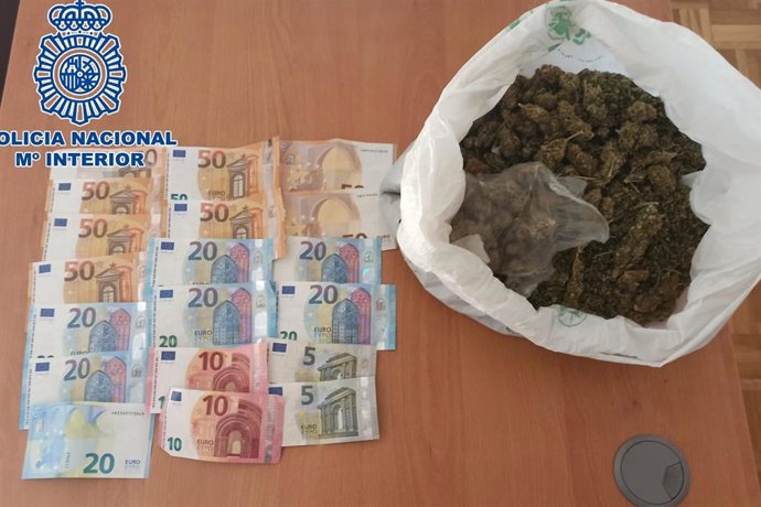 Dinero y droga localizada a dos de los detenidos.