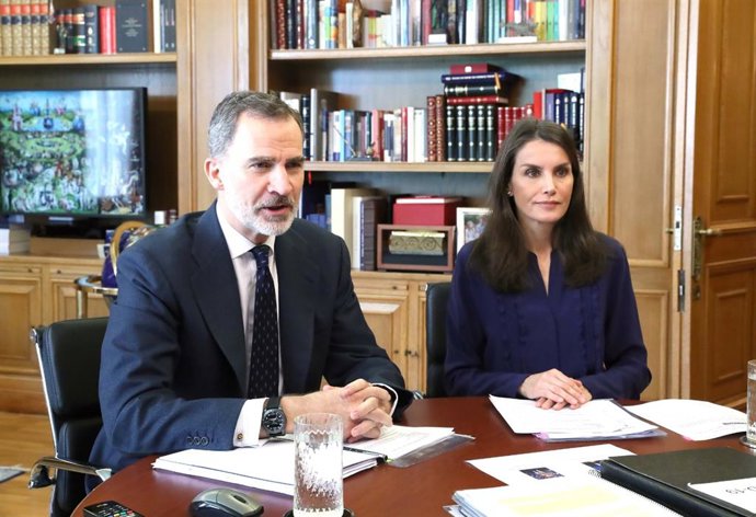 Felipe VI y doña Letizia, en una reunión mantenida por videoconferencia 