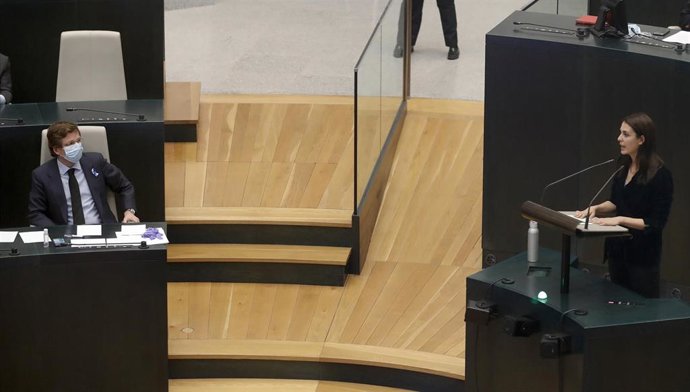 El alcalde de Madrid, José Luis Martínez-Almeid, escucha la intervención de la portavoz adjunta de Más Madrid, Rita Maestre, en el Pleno del pasado 17 de abril de 2020