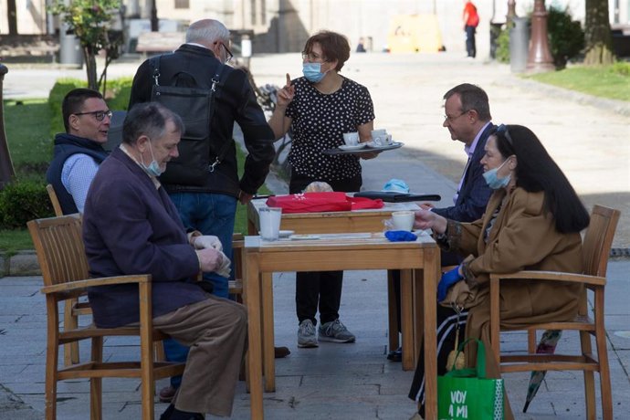 Clientes en una terraza de la capital de Lugo, el día que en el que la provincia pasa junto al resto de las que componen Galicia -Pontevedra, A Coruña y Ourense- a la Fase 1 del Plan de Desescalada establecido por el Gobierno de España