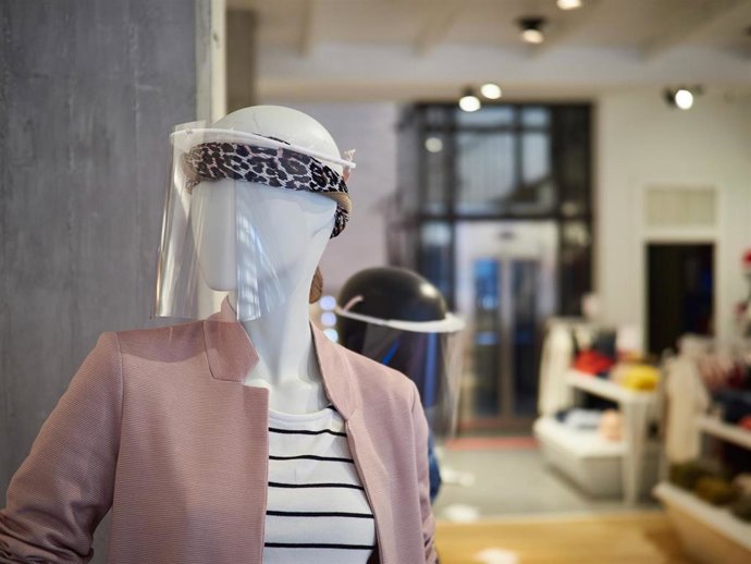 Detalle de unos maniquíes con máscaras de protección en las tiendas de moda "Urban" de Pamplona, preparada para su reapeetura el próximo lunes con la llegada de la fase 1 de la desescalada por el covid 19. En Pamplona, Navarra, España, a 9 de mayo de 20