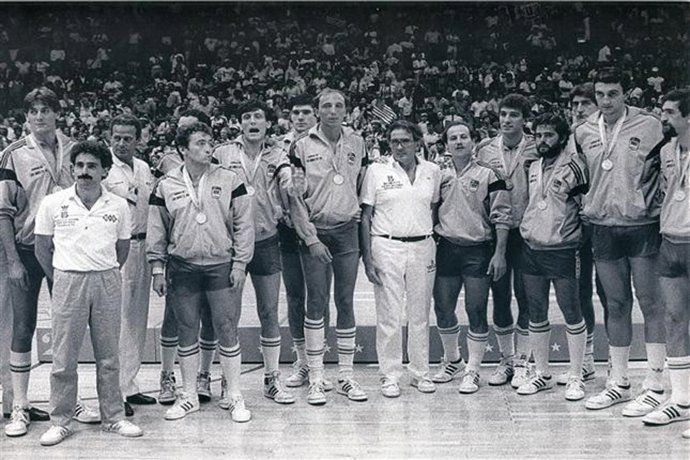Los jugadores de la selección española posan con su medalla de plata olímpica en Los Angeles'84