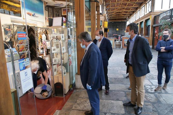 Visita de Revlla y Martín a comercios de Santander