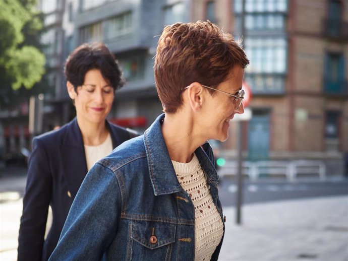 La presidenta del Gobierno de Navarra, María Chivite; detrás, la consejera Elma Saiz.