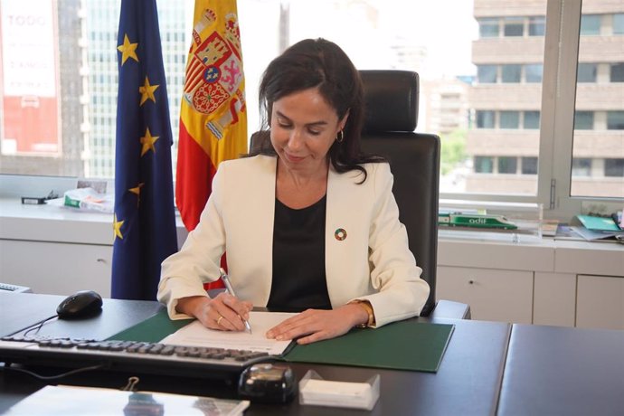 La presidenta de Adif, Isabel Pardo de Vera, firma los acuerdos marco por los que Renfe, Ilsa y SNCF empezarán a competir en el AVE en diciembre