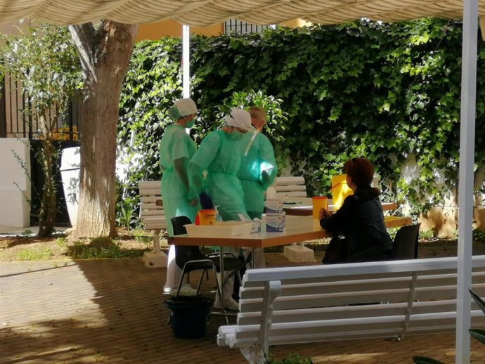 Pruebas de coronavirus en la residencia de mayores de Cádiz dependiente de Diputación