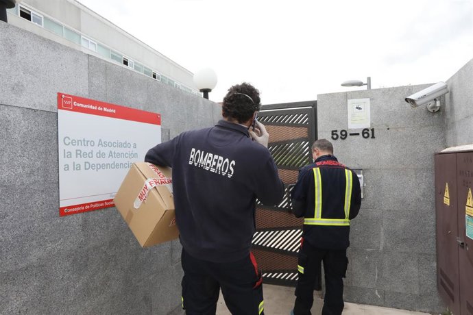 Bbomberos del Ayuntamiento de Móstoles llegan a una residencia para discapacitados AMAS 