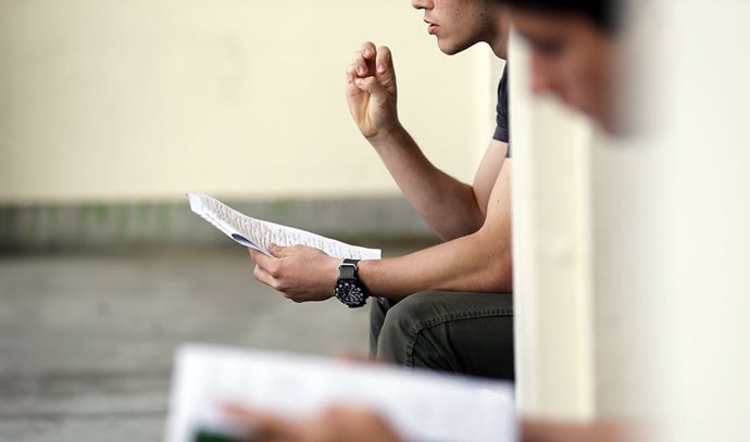 Estudiante espera el inicio de la prueba de acceso a universidad