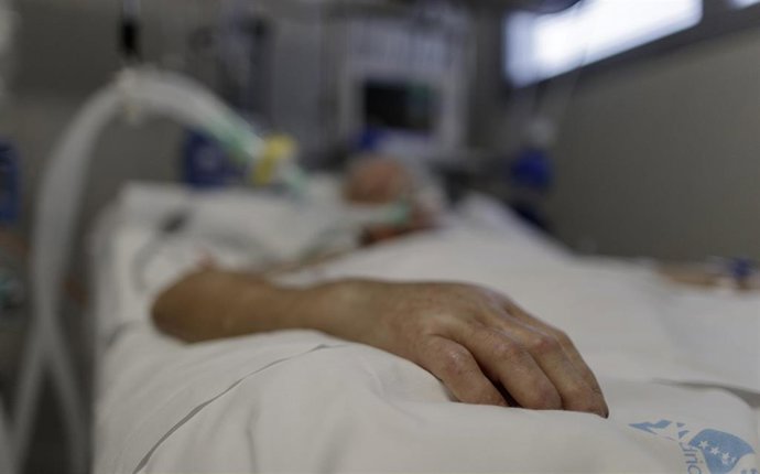 Un paciente ingresado en la Unidad de Cuidados Intensivos (Archivo)
