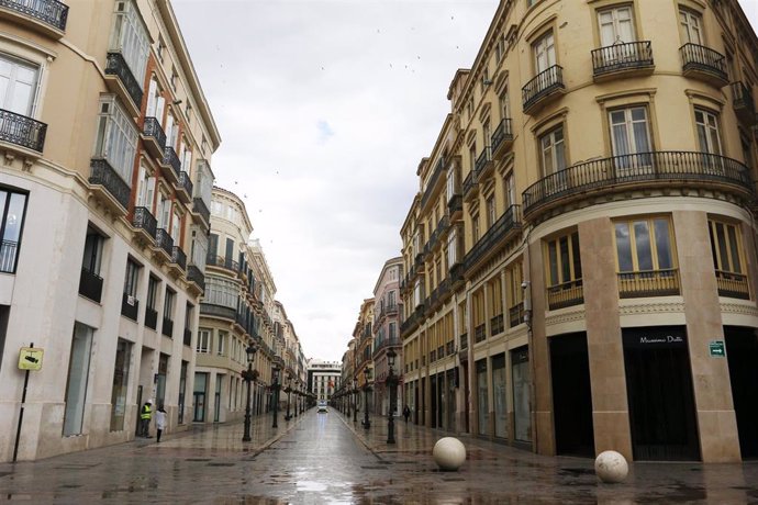 La calle Larios sin transeúntes 