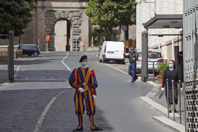 Un guardia suizo a la entrada de la Ciudad del Vaticano