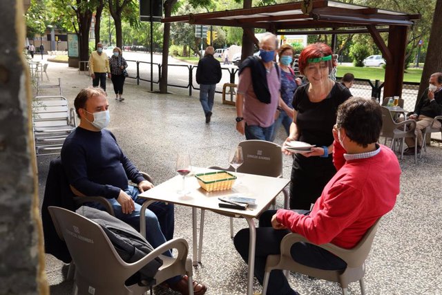 Clentes en una terraza de Zaragoza el día en el que la capital aragonesa pasa junto el resto de la comunidad, Teruel y Huesca- a la Fase 1 del Plan de Desescalada establecido por el Gobierno de España. 