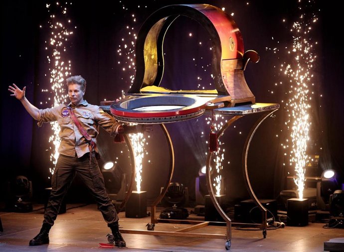 El Mago Yunke, actual campeón del mundo de magia durante su espectáculo ``Hangar 52 en la Feria de Madrid