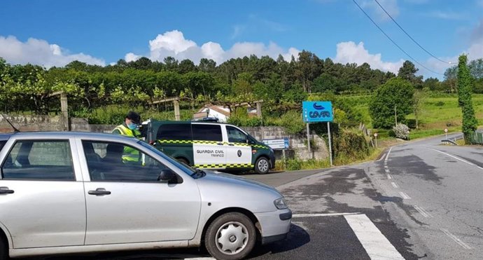 Control de la Guardia Civil en A Estrada en el marco del estado de alarma.