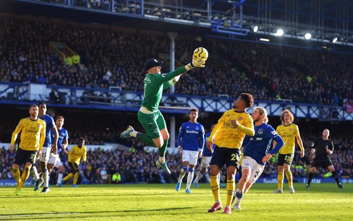 Jordan Pickford ataja un balón durante el Everton-Arsenal de la Premier 2019-2020
