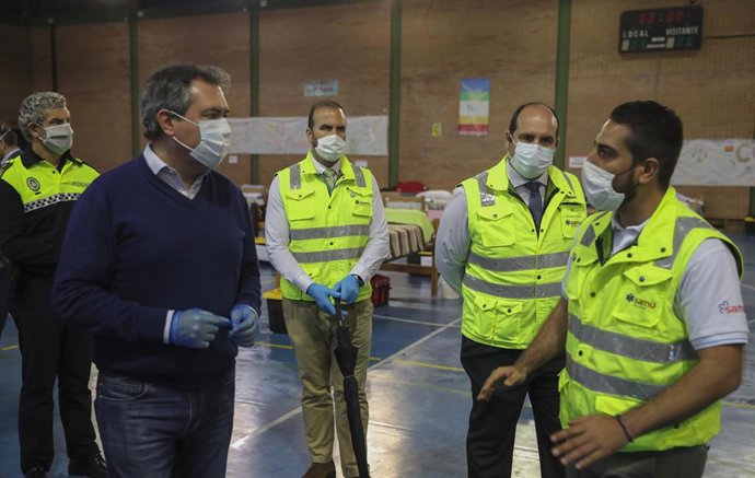 Imagen de archivo del alcalde de Sevilla, Juan Espadas, durante una visit a unas instalaciones para personas sin hogar