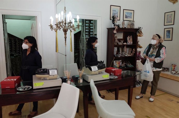 Una zapatería abierta en Zaragoza el día en el que pasa junto el resto de provincias de la comunidad, Teruel y Huesca,  a la Fase 1 del Plan de Desescalada. En Zaragoza (Aragón), a 11 de mayo de 2020.