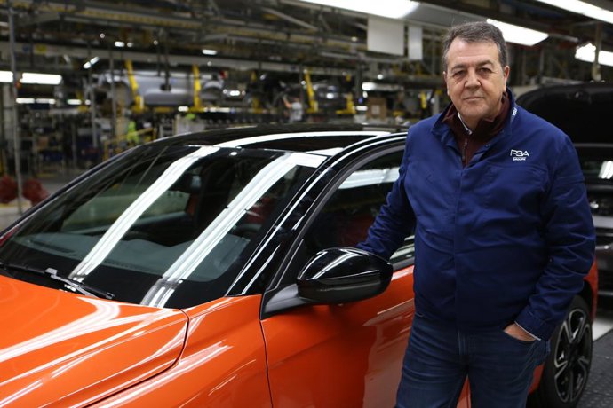 Juan Antonio Muñoz Codina en la planta de PSA en Figueruelas.
