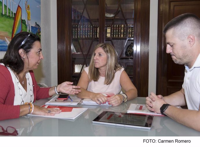 La presidenta de la Diputación, Irene García, y la presidenta de Cruz Roja en Cádiz, Rosario García Palacios