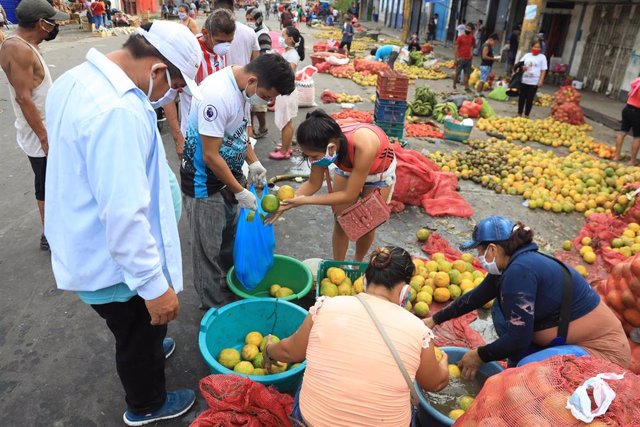 Un mercado callejero en Iquitos (Perú) durante la pandemia de coronavirus