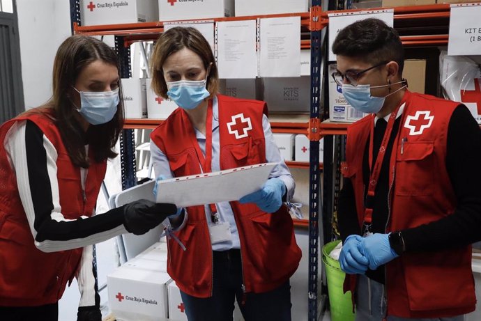 La Reina Letizia comparte una jornada con los voluntarios de Cruz Roja Española 