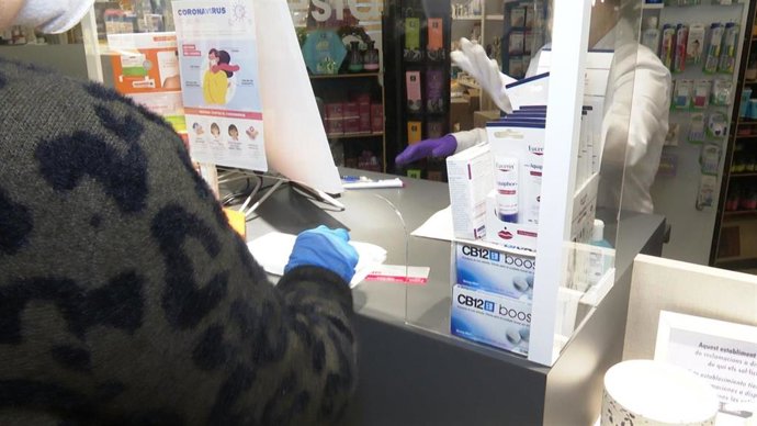 Reparto en farmacias de mascarillas grautitas a determinados colectivos sociales