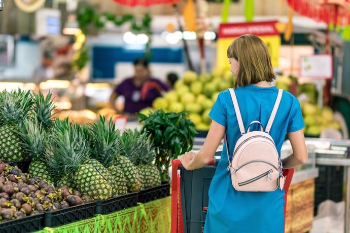 Una mujer haciendo la compra en un supermercado